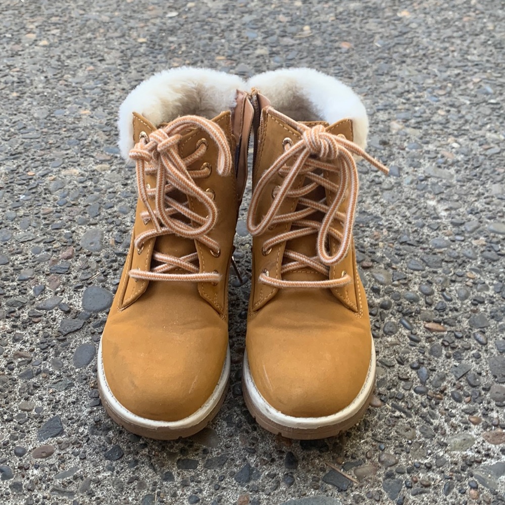 Nautica Boots side 1 youth, in good condition